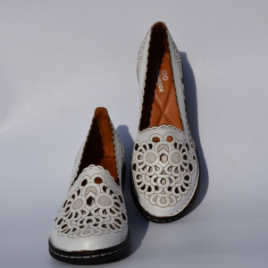 Pantof din piele cu perforati fine, nuanta de alb cu broderie - Img 6