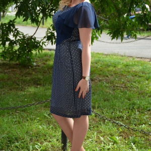 Rochie bleumarin cu imprimeu deiosebit cu alb, de lungime medie - Img 4
