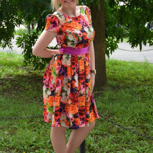 Rochie caasual cu design de flori multicolore si cordon din saten - Img 3
