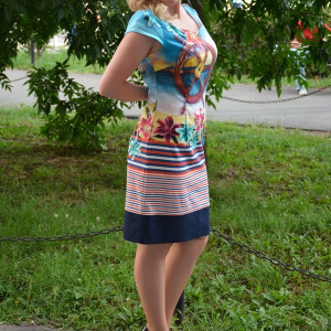 Rochie casual ,cu imprimeu tematic, cu tonuri multiple de culori - Img 3