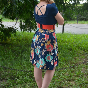 Rochie casual, pe bleumarin, cu pliuri in partea inferioara si imprimeu floral - Img 5