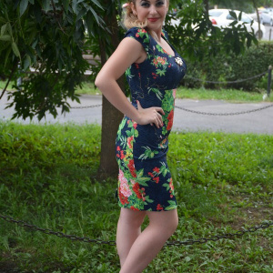 Rochie casual, rafinata, fond bleumarin, cu trandafiri rosu-verde-roz - Img 3