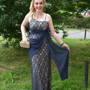 Rochie de seara chic, lunga, cu parti din dantela rafinata, pe bleumarin - Img 2