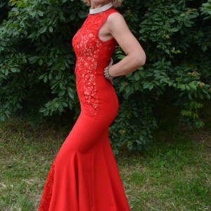 Rochie de seara lunga, culoare rosie, cu insertii de dantela - Img 2