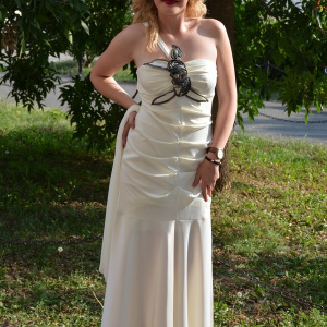 Rochie de seara lunga, pe nuanta ivory, cu insertii florale deosebite - Img 3