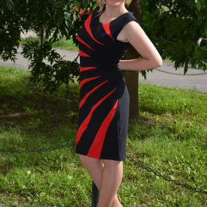 Rochie de vara, croi clasic, cambrat, nuanta neagra cu dungi rosii - Img 4