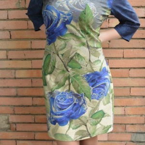 Rochie deosebita cu imprimeu floral bleumarin pe fond verde - Img 2