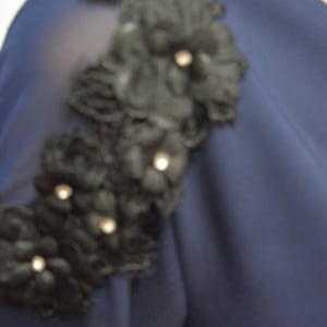 Rochie deosebita cu insertii florale la umar si buzunare ascunse - Img 8