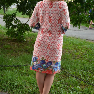 Rochie deosebita din material corai cu aspect de dantela cu flori - Img 4