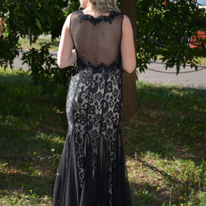 Rochie din dantela neagra pe fond crem, model tip sirena - Img 2