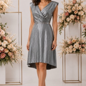 Rochie elegantă argintie cu efect strălucitor și curea cu pietre