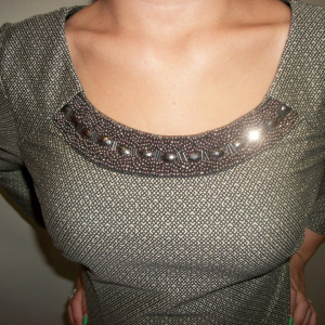Rochie eleganta, cu flori in partea de jos, de culoare maro - Img 2