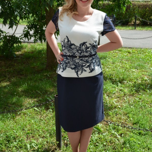 Rochie eleganta de culoare alba cu design dantelat bleumarin - Img 3