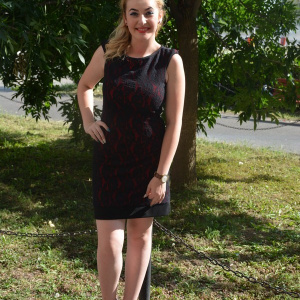 Rochie eleganta, de culoare rosu, cu insertie din dantela neagra - Img 3