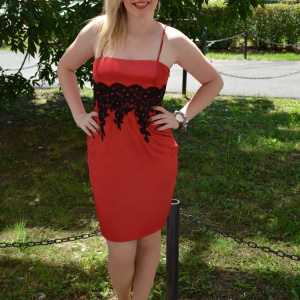 Rochie eleganta din saten, de culoare rosie, cu dantela neagra - Img 2