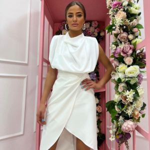 Rochie elegantă Marisa albă cu drapaj și croială petrecută