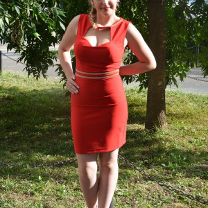Rochie eleganta, rosie, cu decupaj la decolteu si detalii aurii - Img 2