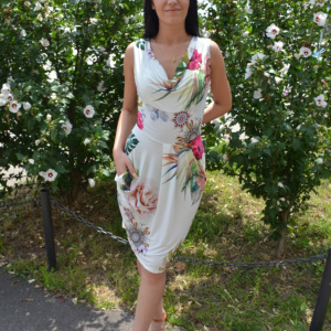Rochie feminina, alba, cu croi lejer pe silueta, cu design nonfigurativ - Img 3