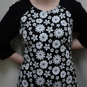 Rochie la moda, nuanta de negru-alb, imprimeu cu flori trendy - Img 2