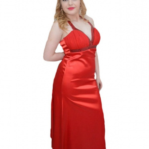 Rochie lunga cu croiala evazata, nuanta rosie, cu decor de paiete