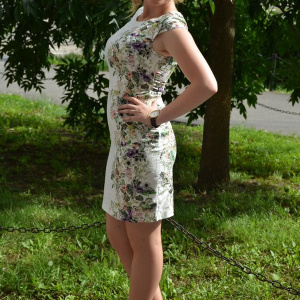 Rochie midi alba cu imprimeu floral multicolor si design in tesatura - Img 3
