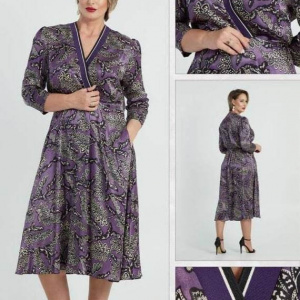 Rochie midi mov cu imprimeu și decolteu petrecut