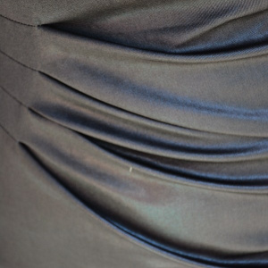 Rochie neagra, cu un decupaj pe umarul stang - Img 2