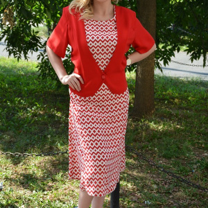 Rochie rosie cu imprimeu geometric alb, tip costum cu sacou - Img 6