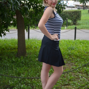 Rochie shic, scurta iar fusta cu pliuri bleumarin-rosu - Img 4