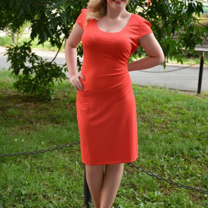 Rochie simpla de culoare corai, cu croiala cambrata pe silueta - Img 4