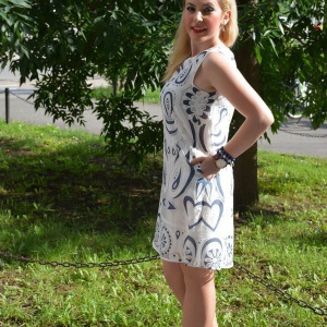 Rochie tinereasca cu buzunare, culoare alba cu design bleumarin - Img 4