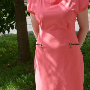 Rochie tineresaca de culoare corai, model scurt, cambrat in talie - Img 4