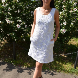 Rochie trendy cu croi lejer, design floral, realist, pe fond alb - Img 3