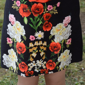 Rochie trendy cu croi lejer, design floral, realist, pe fond negru - Img 4