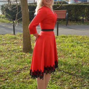 Rochie trendy de nuanta rosie, decolteu in V, insertie de dantela - Img 3