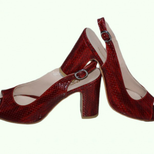 Sanda simpla cu model clasic de bareta, piele lacuita marsala - Img 2