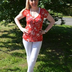 Tricou din material tip plasa, de culoare rosie, cu top dedesubt - Img 2