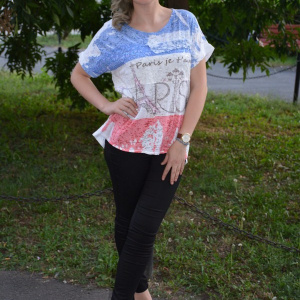 Tricou tineresc cu imprimeu rafinat in fata, alb-bleumarin-rosu - Img 3