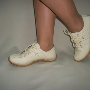 Adidas din piele, de culoare bej cu model de dungi asimetrice - Img 3