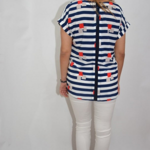 Bluza casual, cu design in dungi si ceva imprimeu de cuburi, pe fundal alb-bleumarin - Img 5