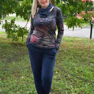 Bluza comoda de zi, bleumarin cu imprimeu floral, prevazuta cu sal - Img 6
