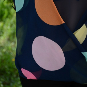 Bluza cu maneca lunga, pe fond bleumarin cu buline colorate - Img 4