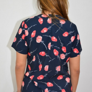 Bluza Gabriela, cu design de flori roz, pe fundal bleumarin - Img 6