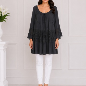 Bluza rafinata cu insertii de dantela ,nuanta de bleumarin