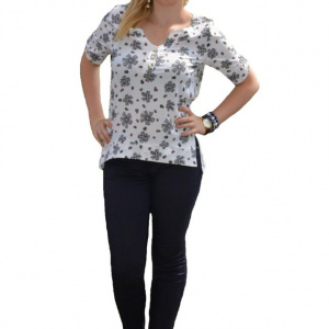 Bluza tinereasca cu flori negre pe fond alb, crapata pe laterale - Img 1