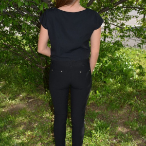 Bluza tinereasca scurta in talie, neagra cu design de floare rosie - Img 4