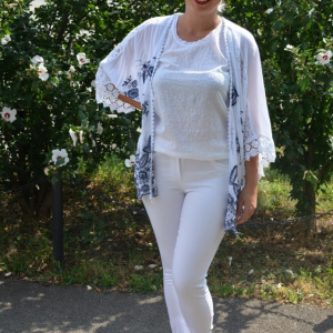 Bluza tip cartigan Eve model brodat cu flori albastre si insertii de dantela,nuanta de alb - Img 3