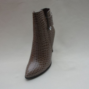Botina fashion de nuanta nisipie, cu strasuri aplicate pe lateral - Img 3