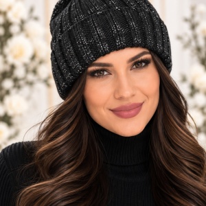 Caciula chic, simpla, de culoare neagra cu fir argintiu in tesatura