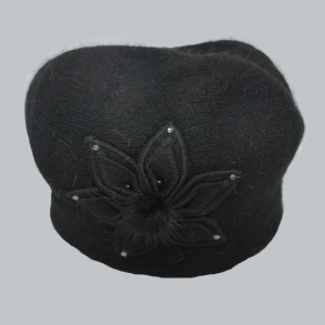 Caciula Swella cu floare aplicata,neagra